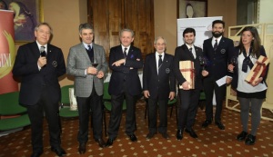 Un momento della cerimonia a Villa Castelletti con l'enologo Renzo Cotarella e i tre premiati da I Balzini-Credits New Press Photo