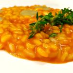 Il Risotto Mediterraneo al pomodoro affumicato, pane e alici di Giulio Siepi.