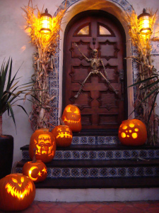 90-cool-outdoor-halloween-decorating-ideas-25