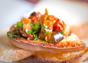 caponata siciliana con pane