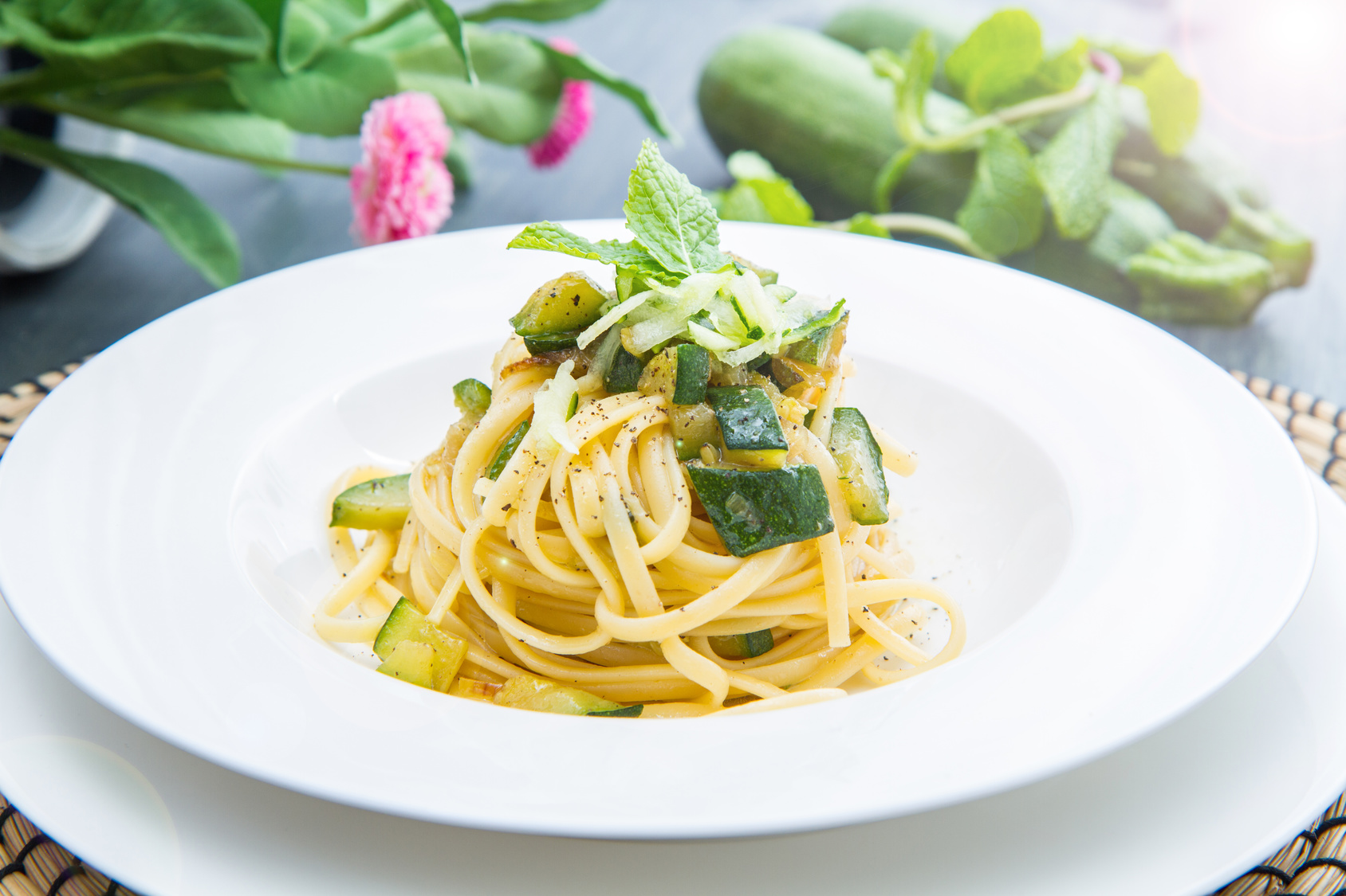 piatto di spaghetti con zucchine e foglie di menta