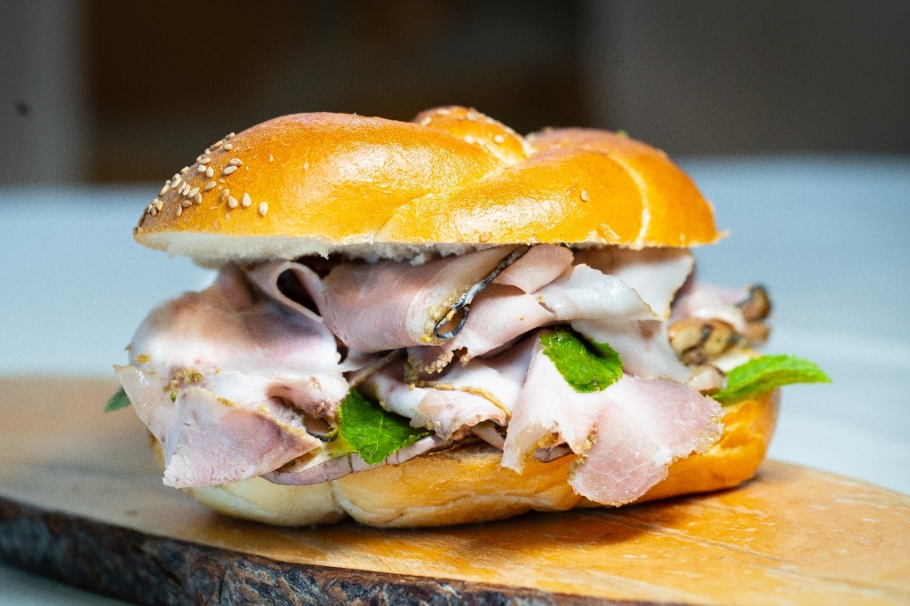 Panino con porchetta di suino nero dei Nebrodi